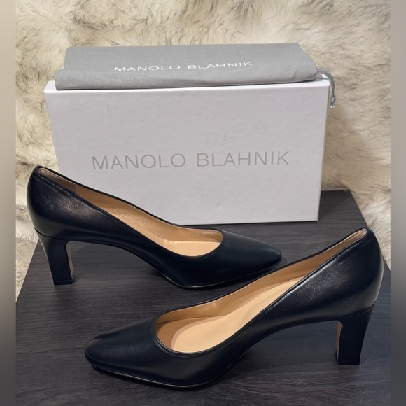 MANOLO BLAHNIK
Skiotto smooth black leather pumps
Women’s Size EU 39 - Picture 2 of 14